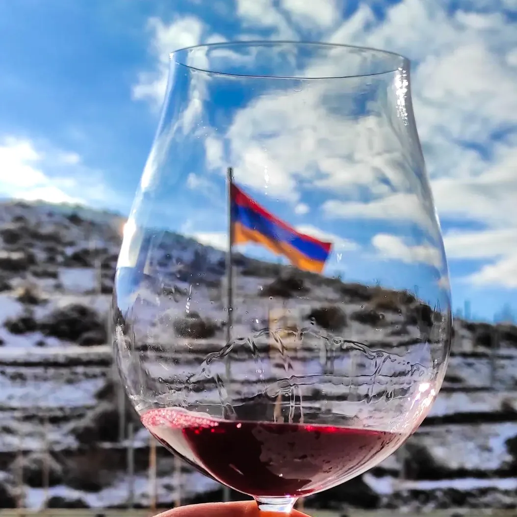 Красные скалы ущелья у монастыря Нораванк