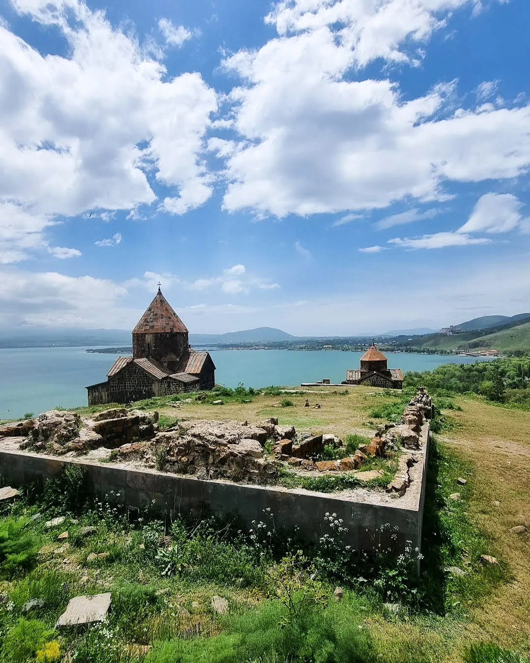 Панорама высокогорного озера Севан