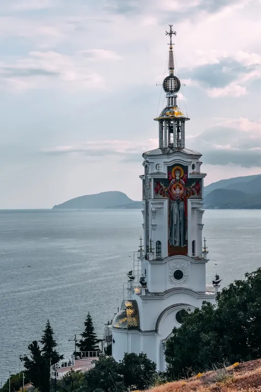 Каскады водопада Джур-Джур в лесу