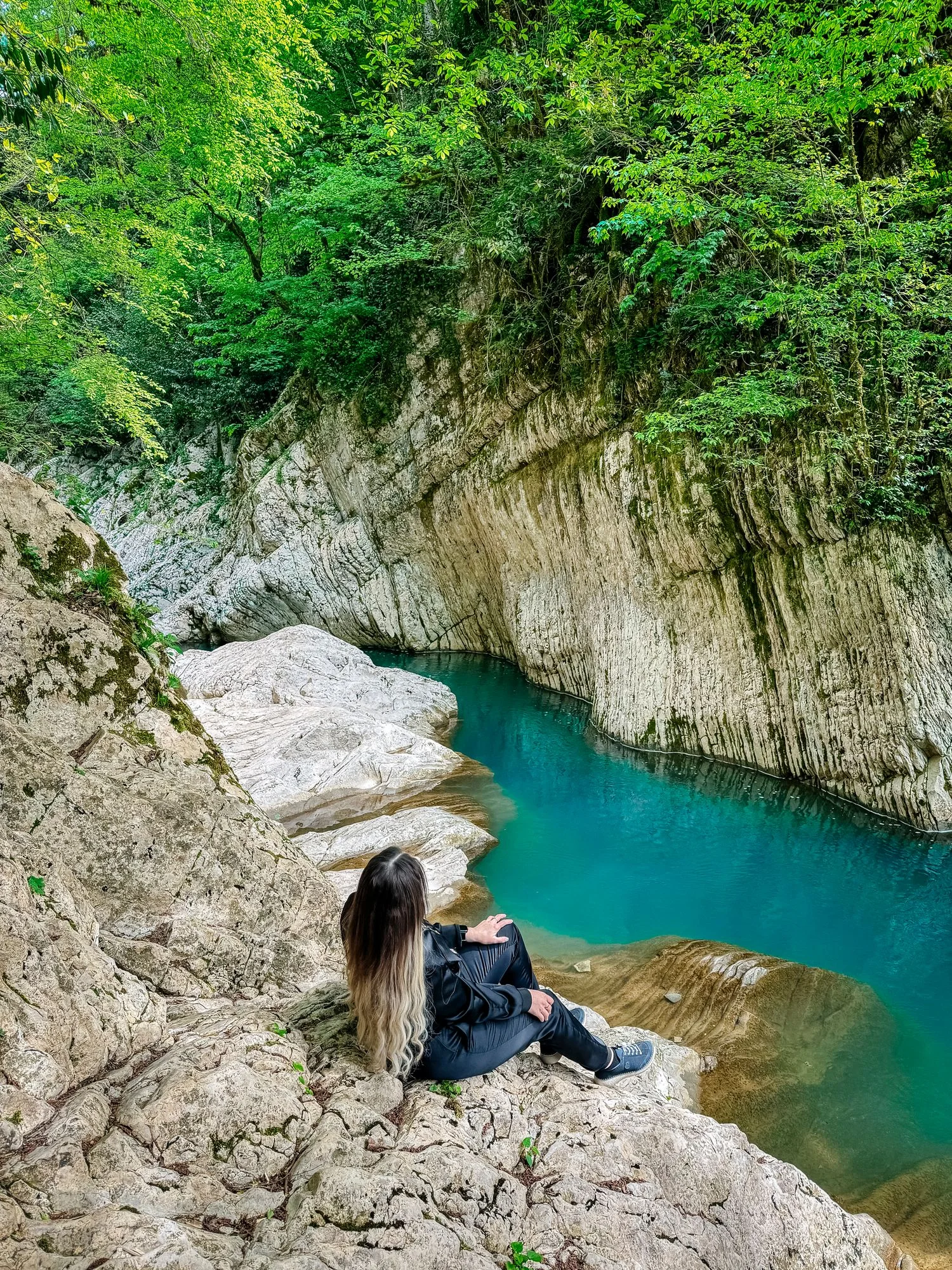 Изумрудная вода Навалищенского ущелья
